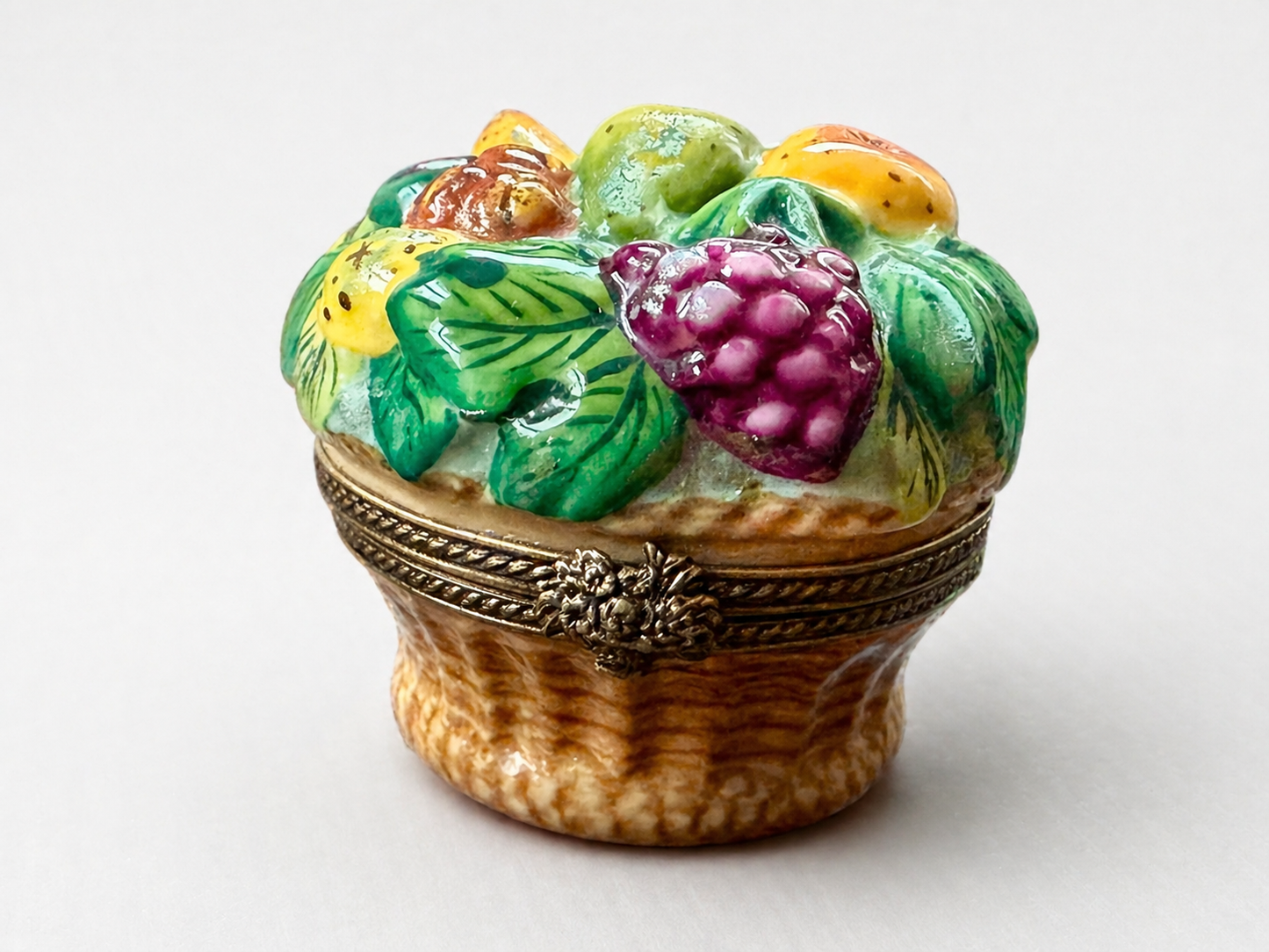 Limoges France Peint Main Hand-Painted Fruit Trinket Box – Vintage Porcelain Hinged Box with Brass Clasp