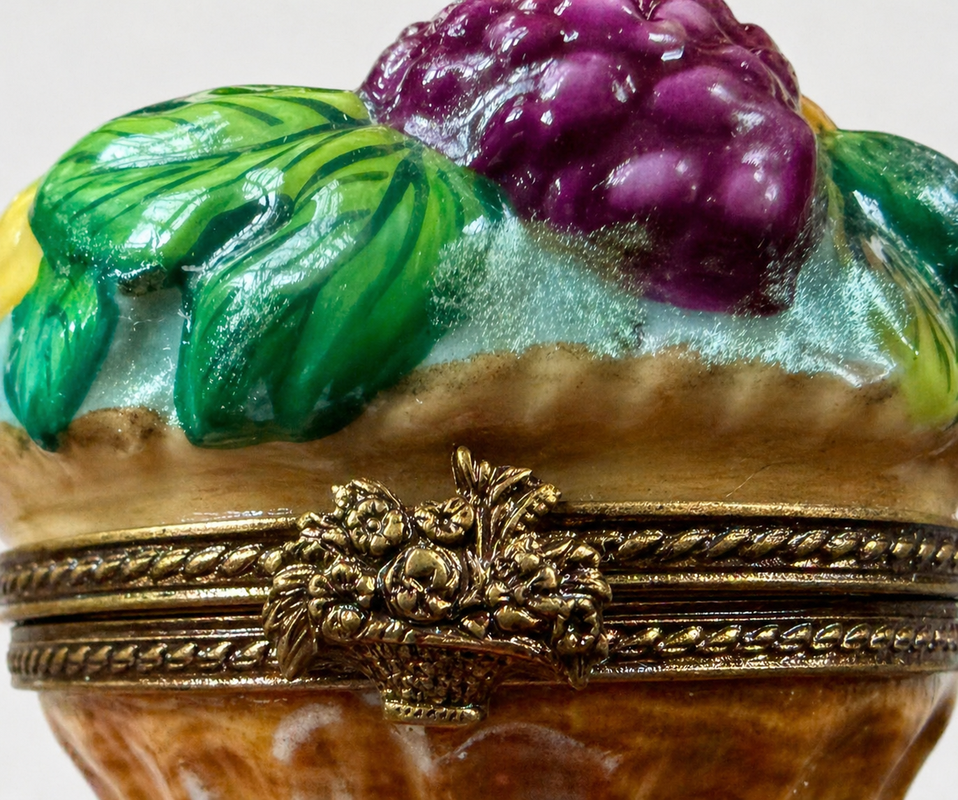 Limoges France Peint Main Hand-Painted Fruit Trinket Box – Vintage Porcelain Hinged Box with Brass Clasp